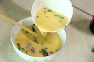 加水搅拌后的蛋液倒入装有塘鲤鱼的碗，上蒸锅，蒸20分钟