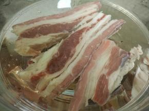 牛腩切条，泡去血水