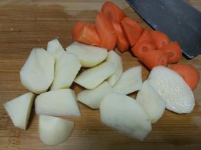 切好土豆，胡萝卜，洋葱（忘拍了）