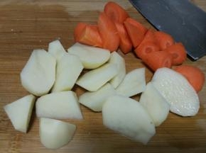 切好土豆，胡萝卜，洋葱（忘拍了）