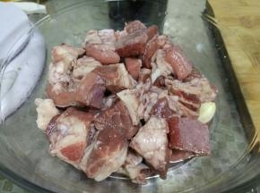 红酒60ml，适量食盐，蒜 姜，黑胡椒腌制牛肉30min