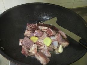 热锅，下橄榄油，油热后下牛肉，翻炒