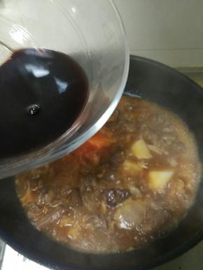 加入开水，煮沸后加入红酒160ml，桂皮，番茄酱，小火炖煮.