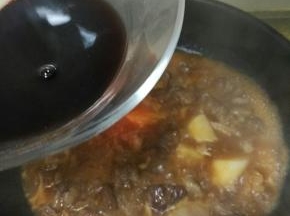 加入开水，煮沸后加入红酒160ml，桂皮，番茄酱，小火炖煮.