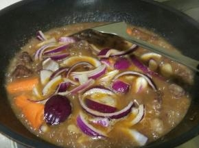 共炖煮1h，炖煮半小时后加入胡萝卜，土豆，起锅前5min加入洋葱