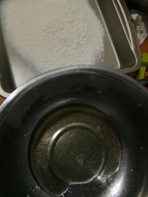 低粉过筛好。玉米油倒入盘子里，
