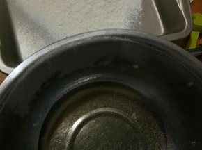 低粉过筛好。玉米油倒入盘子里，