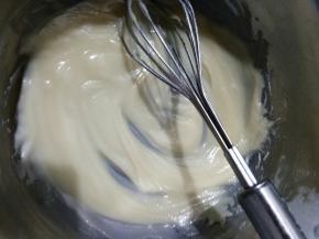 玉米油加热至微微冒泡，光火。倒入低粉，拌匀。放凉，备用！