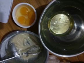 鸡蛋分离，三个蛋黄与一个全蛋放在一起！