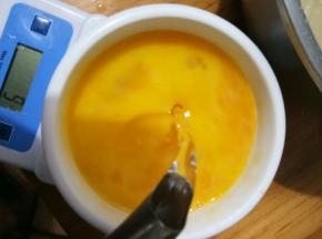 蛋黄加水，拌匀，等量的牛奶也可以！
