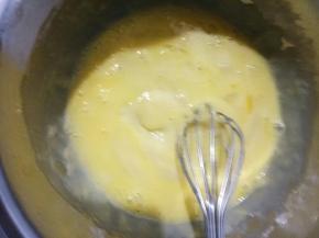 分次倒入已经冷却的面粉糊中，拌匀！