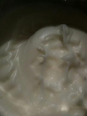 烤箱预热130度，蛋白分三次加糖，打至如图小弯钩的程度