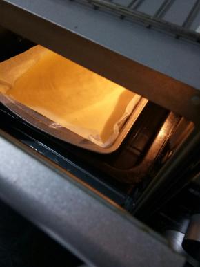 取三分之一蛋白加入蛋黄糊中，切拌均匀，再倒回蛋白糊中，切拌均匀！倒入烤盘，送入烤箱！