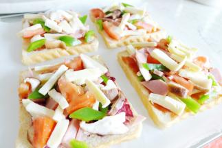 番茄 青椒 蘑菇 火腿肠 均切成丁；
在土司片上抹上一层番茄酱，放适量马苏里拉；
放上切丁的番茄、青椒、蘑菇、火腿肠；
最后再铺上适量的马苏里拉。