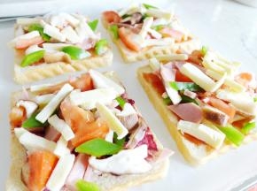 番茄 青椒 蘑菇 火腿肠 均切成丁；
在土司片上抹上一层番茄酱，放适量马苏里拉；
放上切丁的番茄、青椒、蘑菇、火腿肠；
最后再铺上适量的马苏里拉。