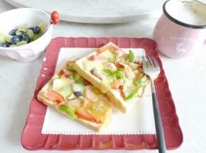 快手早餐土司披萨完成啦，配上牛奶、水果开吃吧~