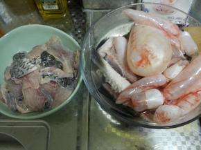 草鱼片好洗干净后，将鱼肉片和鱼骨+鱼头分开，鱼肉用料酒和盐腌制半小时