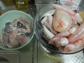 草鱼片好洗干净后，将鱼肉片和鱼骨+鱼头分开，鱼肉用料酒和盐腌制半小时