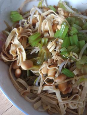 所有材料放入大的容器内，加入配料搅拌匀匀