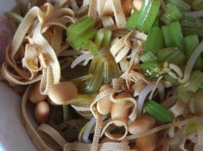 所有材料放入大的容器内，加入配料搅拌匀匀