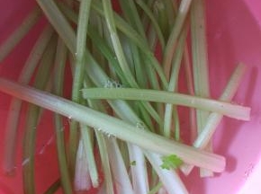 芹菜洗净，去叶子