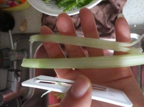 去稍微粗的芹菜梗，用切片刀，切片
