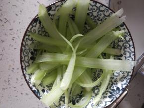 芹菜片焯热水备用