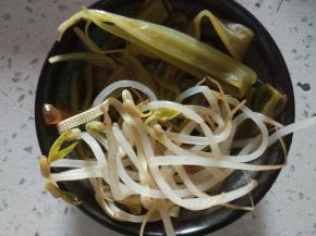 所有材料放一起，加入调味料，拌匀