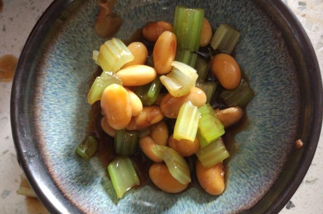 吃饱饱减肥餐33、芹菜丁拌黄豆
