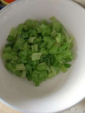 芹菜适量，切段，焯热水，控干水分备用