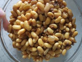 准备煮熟的黄豆适量