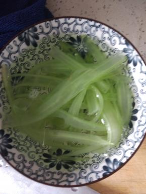 芹菜切薄片，焯热水，泡入冷水备用