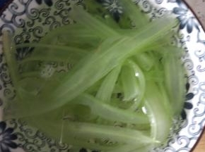 芹菜切薄片，焯热水，泡入冷水备用