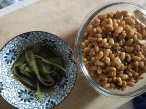 准备好的材料让如大的容易内，加入调料，拌匀