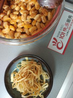 黄豆放入锅内加入加入酱油，花椒大料盐，煮软烂