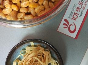 黄豆放入锅内加入加入酱油，花椒大料盐，煮软烂