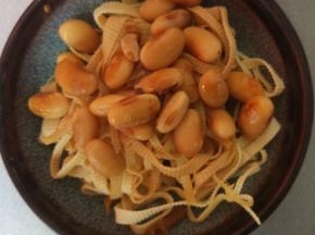 盘子内放入豆皮，放入煮好的黄豆，加入盐醋调味