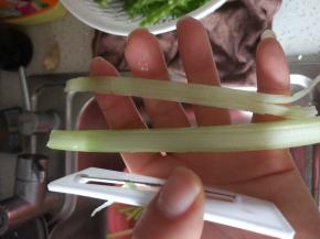 取嫩芹菜，切薄片