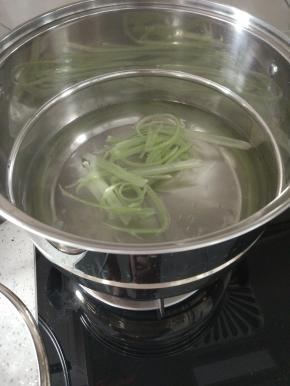 锅内放水烧开，加入芹菜片焯水