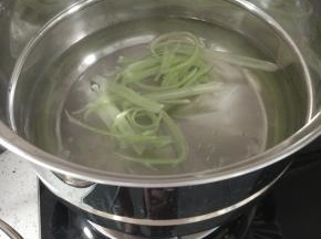 锅内放水烧开，加入芹菜片焯水