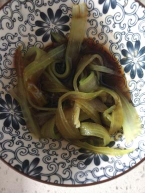 拔凉之后控干水分，放入辅料，拌匀