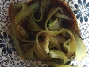 拔凉之后控干水分，放入辅料，拌匀