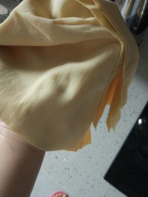 豆皮一张，开水中煮五分钟，捞出切丝细备用