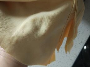 豆皮一张，开水中煮五分钟，捞出切丝细备用