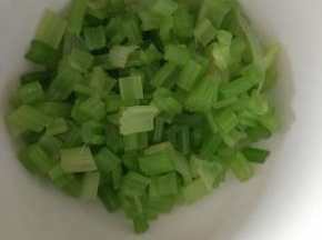芹菜切段，焯热水，冷水拔凉，控干水分备用