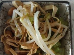 材料放在一起，加入辅料，拌匀即可