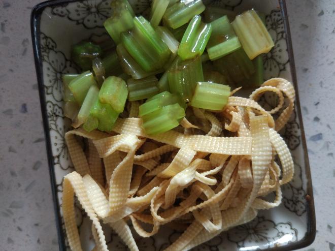 吃饱饱减肥餐38、芹菜拌豆皮