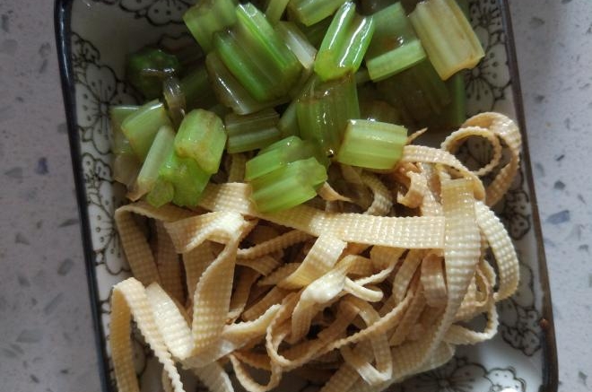 吃饱饱减肥餐38、芹菜拌豆皮