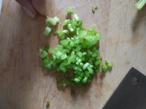 芹菜洗净控干谁分，切丁备用