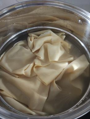 豆皮热水煮五分钟，备用